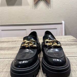 Steve Madden Elegant Black Loafers with Gold Chain Accent